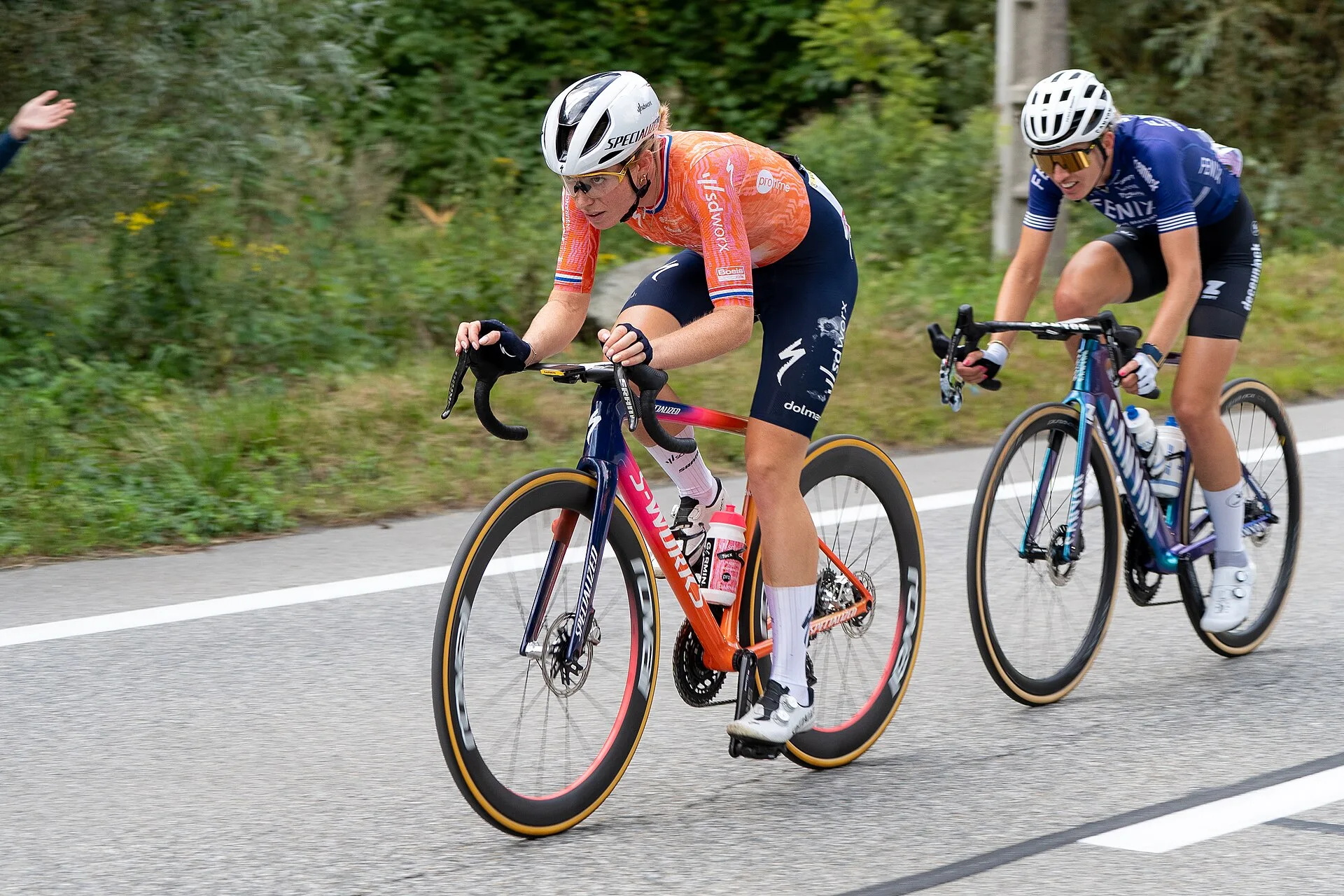 Demi Vollering a pedalar na etapa 8 do Tour de France Femmes de 2024